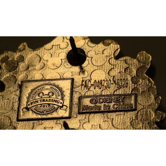 Disney Polynesian Resort Hotel - Mickey Mouse 3D Tiki Banging Drum Pin Drumming - Picture 4 of 5